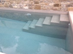 piscina con scalinata laterale